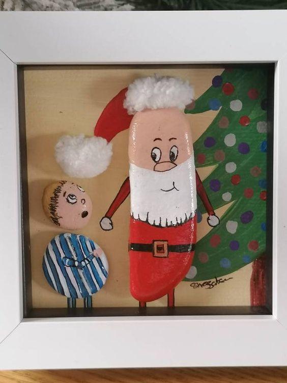 Χριστουγεννιάτικες κατασκευές: Άγιος Βασίλης φτιαγμένος από βότσαλα και βαμβάκι σε κορνίζα Χριστουγεννιάτικες κατασκευές: Άγιος Βασίλης φτιαγμένος από βότσαλα και βαμβάκι σε κορνίζα