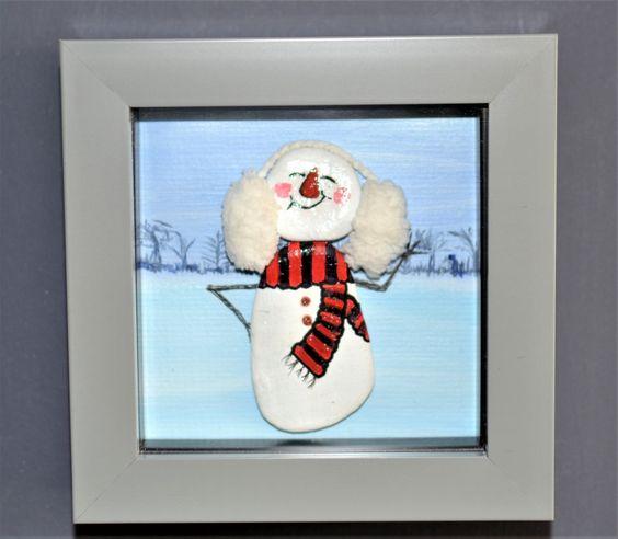 Χριστουγεννιάτικες κατασκευές: Χριστουγεννιάτικος χιονάνθρωπος φτιαγμένος από βότσαλα και βαμβάκι σε κορνίζα Χριστουγεννιάτικες κατασκευές: Χριστουγεννιάτικος χιονάνθρωπος φτιαγμένος από βότσαλα και βαμβάκι σε κορνίζα