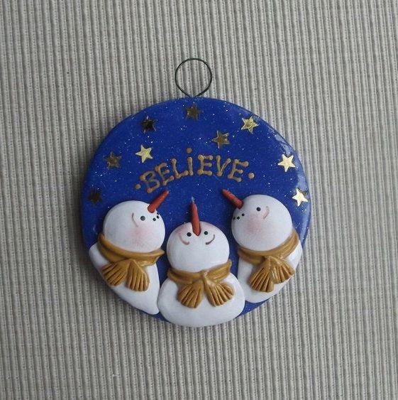 Χριστουγεννιάτικες κατασκευές: Χριστουγεννιάτικο στολίδι για το δέντρο από βότσαλο με σχέδιο χιονάνθρωπους Χριστουγεννιάτικες κατασκευές: Χριστουγεννιάτικο στολίδι για το δέντρο από βότσαλο με σχέδιο χιονάνθρωπους