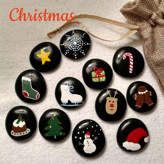 Χριστουγεννιάτικες κατασκευές: Χριστουγεννιάτικα διακοσμητικά με μαύρα βότσαλα και χριστουγεννιάτικα σχέδια Χριστουγεννιάτικες κατασκευές: Χριστουγεννιάτικα διακοσμητικά με μαύρα βότσαλα και χριστουγεννιάτικα σχέδια