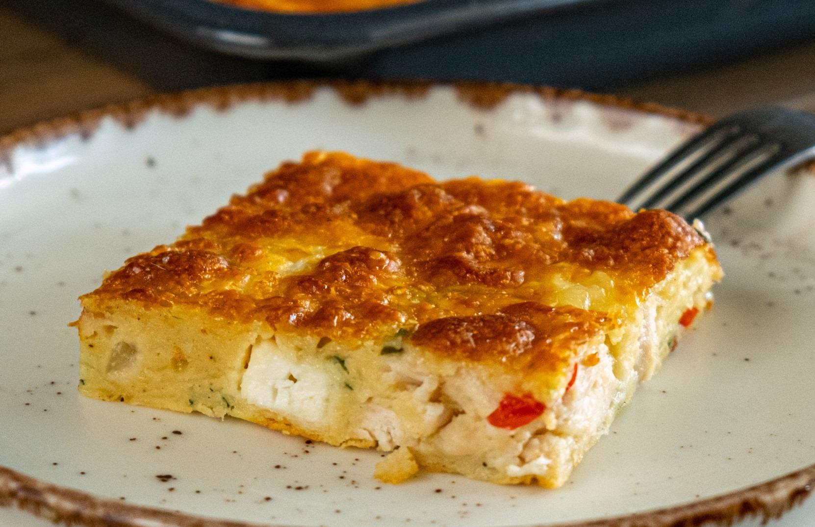 Κοτόπιτα χωρίς φύλλο με φέτα και πιπεριές 