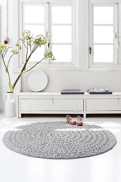 15 μοντέρνες ιδέες διακόσμησης με πλεχτά: Πλεκτό λευκό χαλί 15 μοντέρνες ιδέες διακόσμησης με πλεχτά: Πλεκτό λευκό χαλί