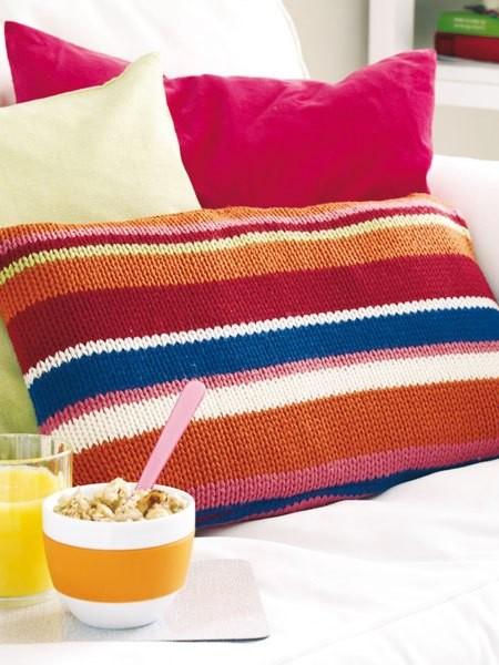 15 μοντέρνες ιδέες διακόσμησης με πλεχτά: Πλεκτή χρωματιστή μαξιλαροθήκη για τα μαξιλάρια του καναπέ 15 μοντέρνες ιδέες διακόσμησης με πλεχτά: Πλεκτή χρωματιστή μαξιλαροθήκη για τα μαξιλάρια του καναπέ
