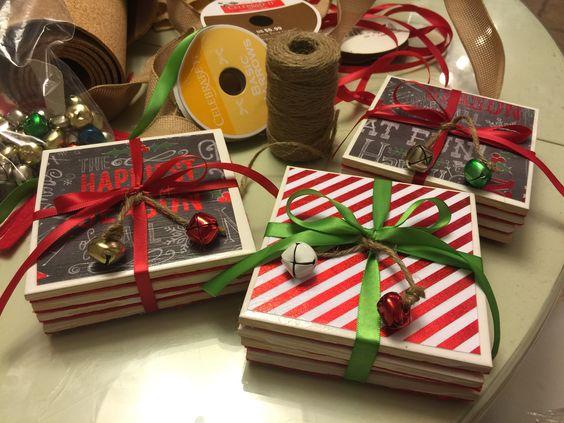 Κεραμικά σουβέρ με χριστουγεννιάτικα χάρτινα αυτοκόλλητα Κεραμικά σουβέρ με χριστουγεννιάτικα χάρτινα αυτοκόλλητα