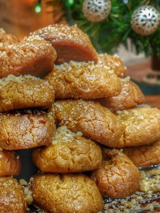 Μελομακάρονα με Σιμιγδάλι μελωμένα μέσα τραγανά απ’ έξω από το Live Kitchen.