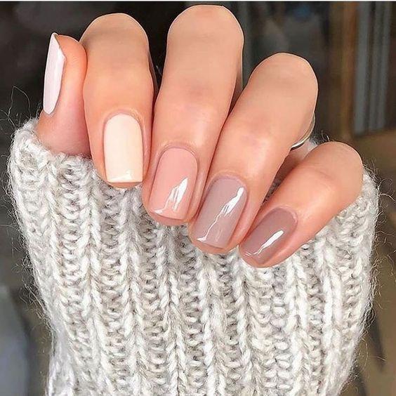 Μανικιούρ στο σπίτι με μπεζ και καφέ αποχρώσεις 