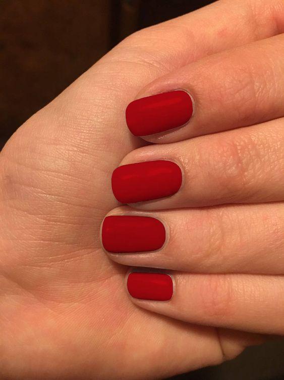 Κόκκινο ματ μανικιούρ στο σπίτι 