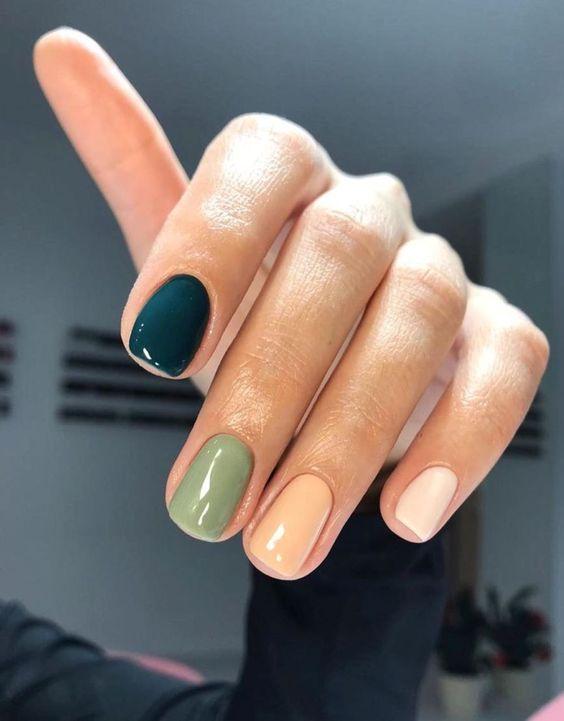 Μανικιούρ στο σπίτι με πετρόλ, λαχανί, μπεζ και εκρού αποχρώσεις