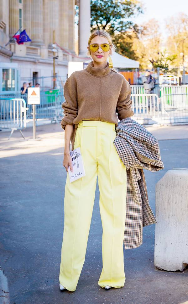 Μπεζ oversized πουλόβερ με κίτρινη παντελόνα και καρό πανωφόρι 
