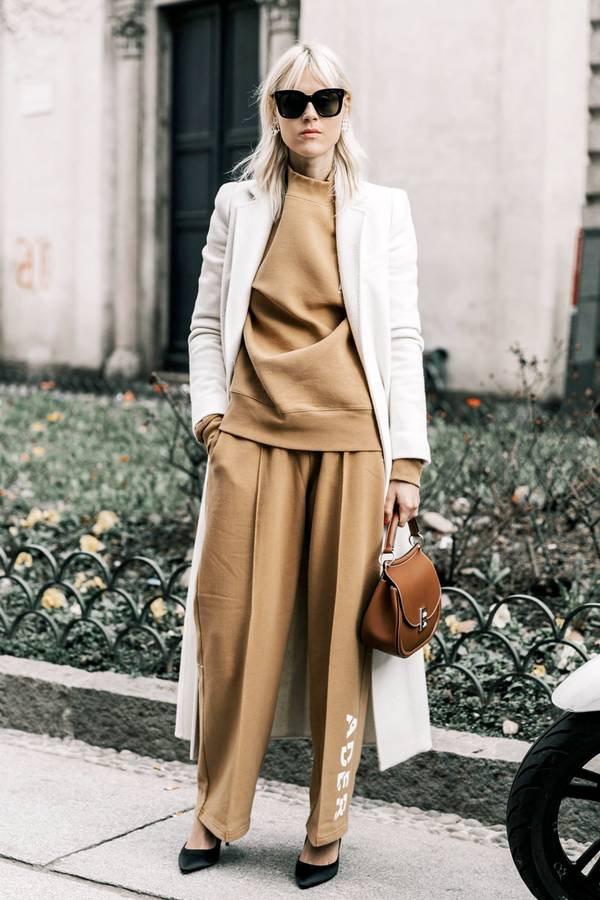 Μπεζ oversized πουλόβερ με μπεζ φόρμα και λευκή καπαρντίνα 