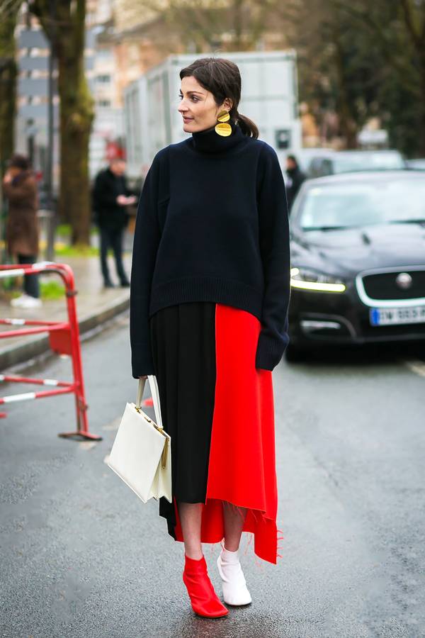Μαύρο oversized πουλόβερ με μαυροκόκκινη μάξι φούστα και λευκά και κόκκινα μποτάκια 