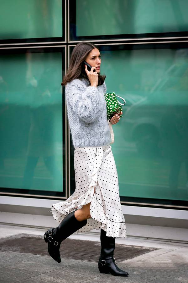 Oversized γκρι πουλόβερ με πουά φούστα και μαύρες μπότες 