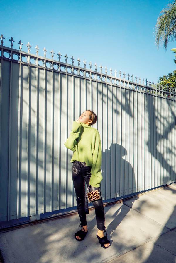 Λαχανί oversized πουλόβερ με δερμάτινο παντελόνι 