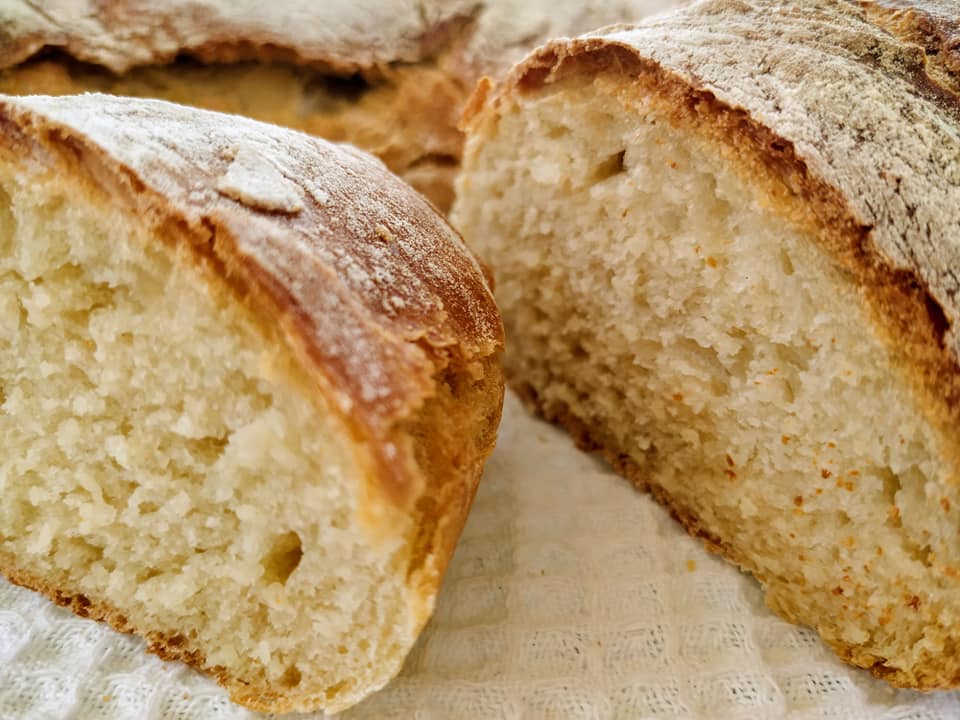 Συνταγή για χωριάτικο τραγανό ψωμί
