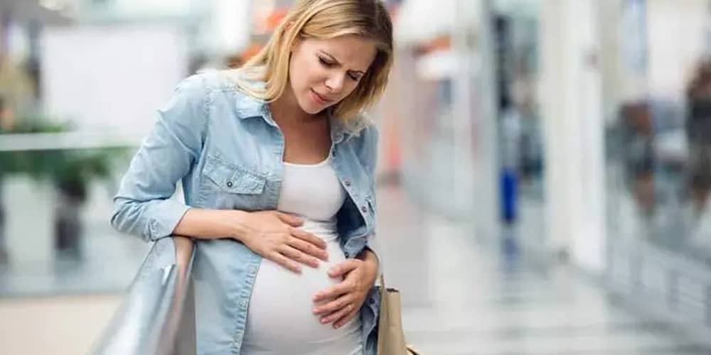 Εγκυμοσύνη: Όταν πονάει το στομάχι σας φάτε πατατάκια