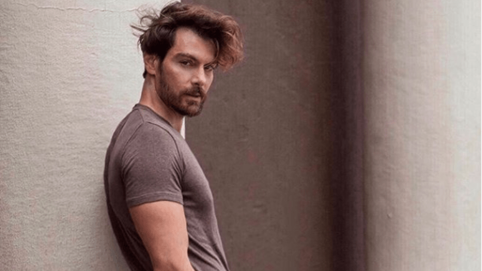 Άγριες Μέλισσες: Ο Κωνσταντής δεν μπορεί να βγάλει την Δρόσω από το μυαλό ενώ αυτή παντρεύεται