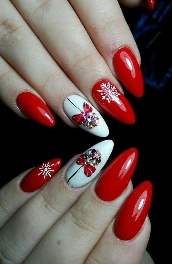 Κόκκινο χρώμα στα νύχια με χριστουγεννιάτικα σχέδια 