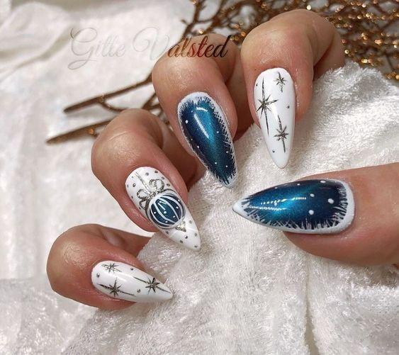 Χριστουγεννιάτικο μανικιούρ με λευκό και μπλε χρώμα και στρας 