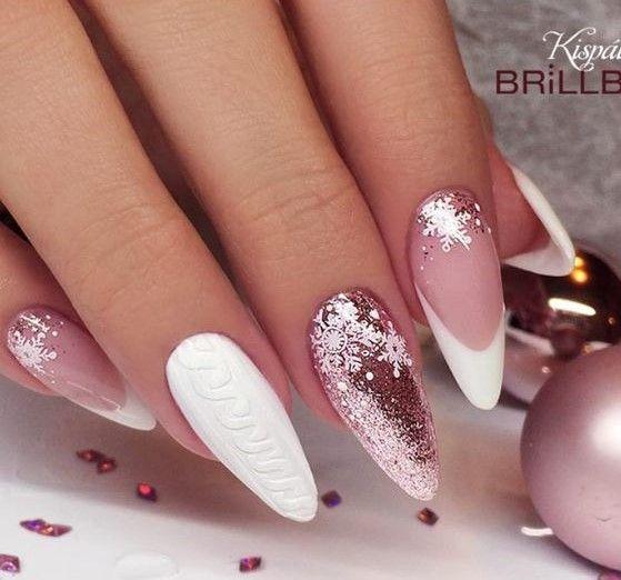 Χριστουγεννιάτικα νύχια με λευκές και nude αποχρώσεις και στρας 