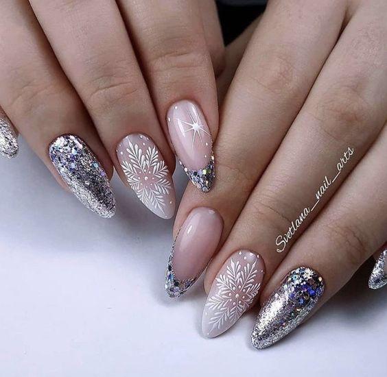 Χριστουγεννιάτικο μανικιούρ με στρας και χριστουγεννιάτικα σχέδια 