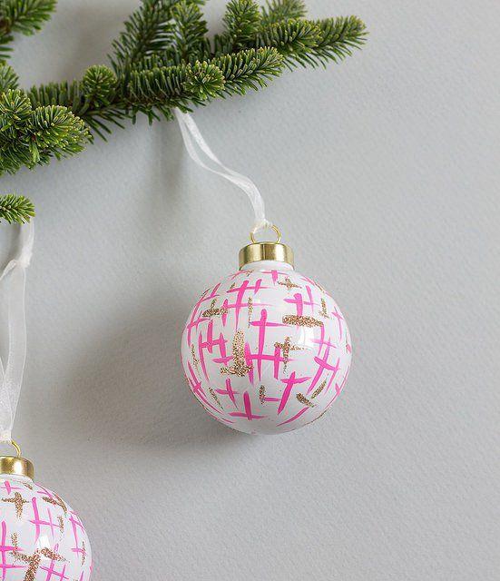 Λευκή χριστουγεννιάτικη γυάλινη μπάλα ζωγραφισμένη με τέμπερες και γκλίτερ