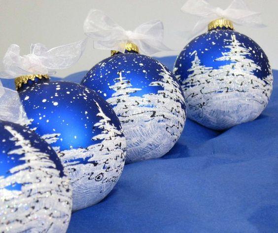Μπλε γυάλινες χριστουγεννιάτικες μπάλες με ζωγραφισμένα χιονισμένα τοπία 