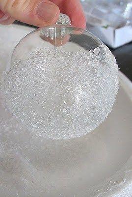 Διάφανη γυάλινη χριστουγεννιάτικη μπάλα με χοντρό αλάτι 