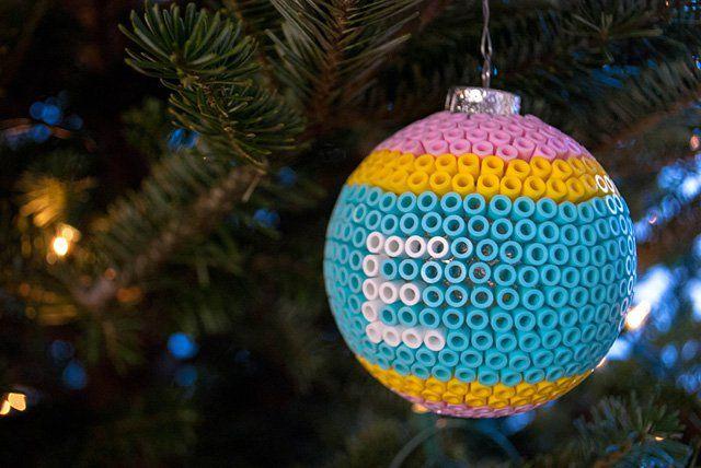 γυάλινη χριστουγεννιάτικη μπάλα με πλαστικά διακοσμητικά 