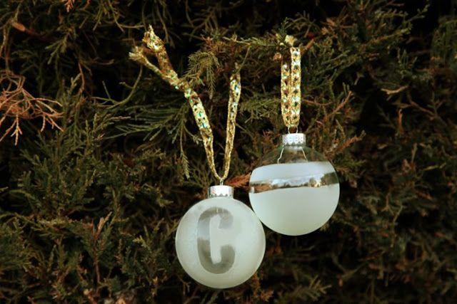 γυάλινη χριστουγεννιάτικη μπάλα ζωγραφισμένη με λευκό χρώμα και σχέδια