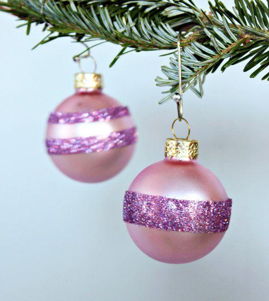 ροζ γυάλινες χριστουγεννιάτικες μπάλες με κορδέλες 