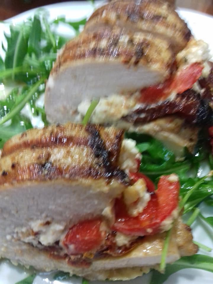 Φιλέτο κοτόπουλο γεμιστό με πιπεριά Φλωρίνης & κατίκι Δομοκού συνταγή