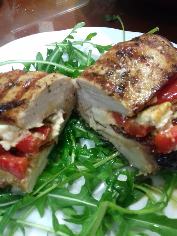 Φιλέτο κοτόπουλο γεμιστό με πιπεριά Φλωρίνης & κατίκι Δομοκού συνταγή