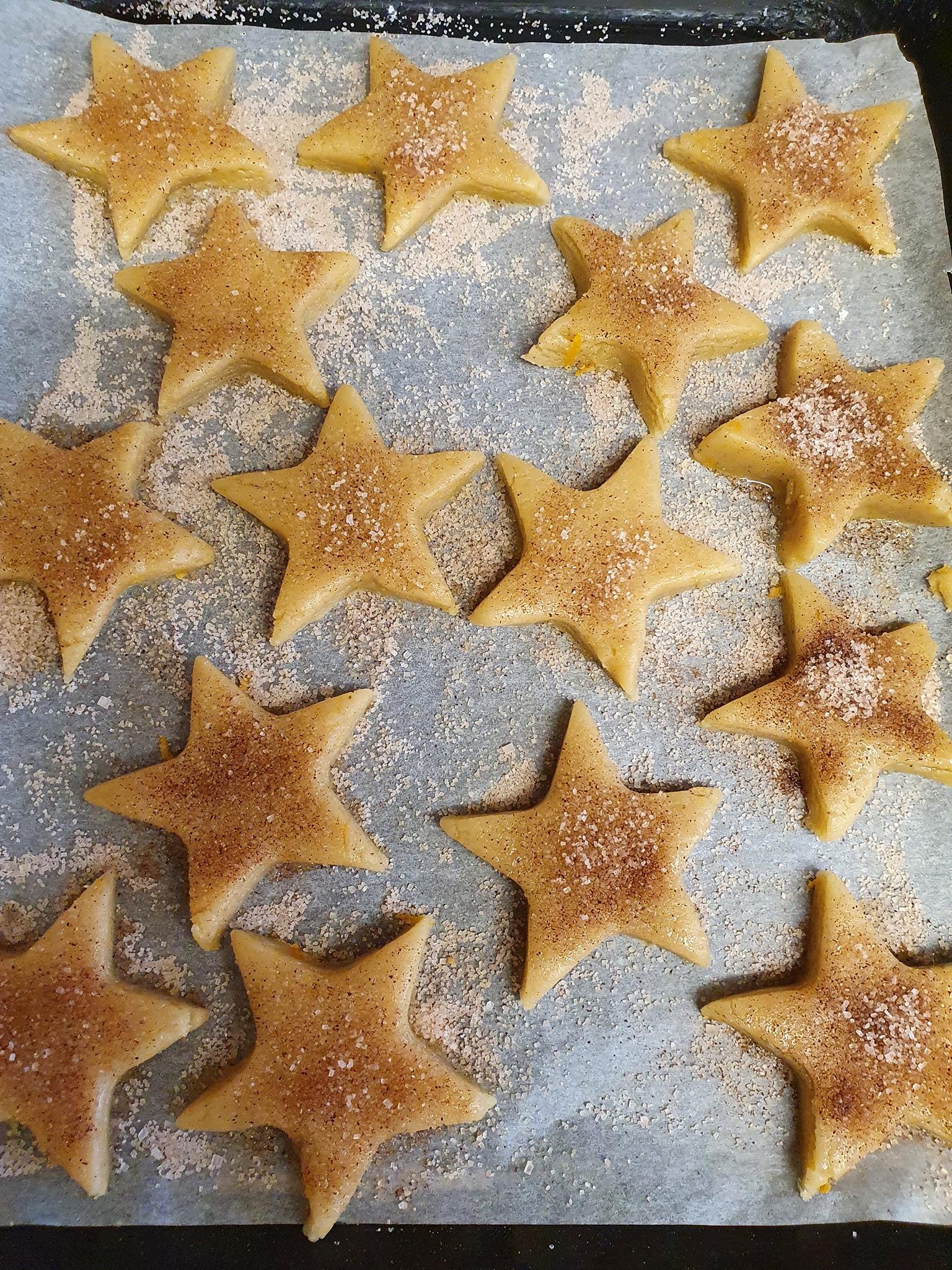 Χριστουγεννιάτικα μπισκότα χωρίς αυγά σε σχήμα αστέρι άψητα