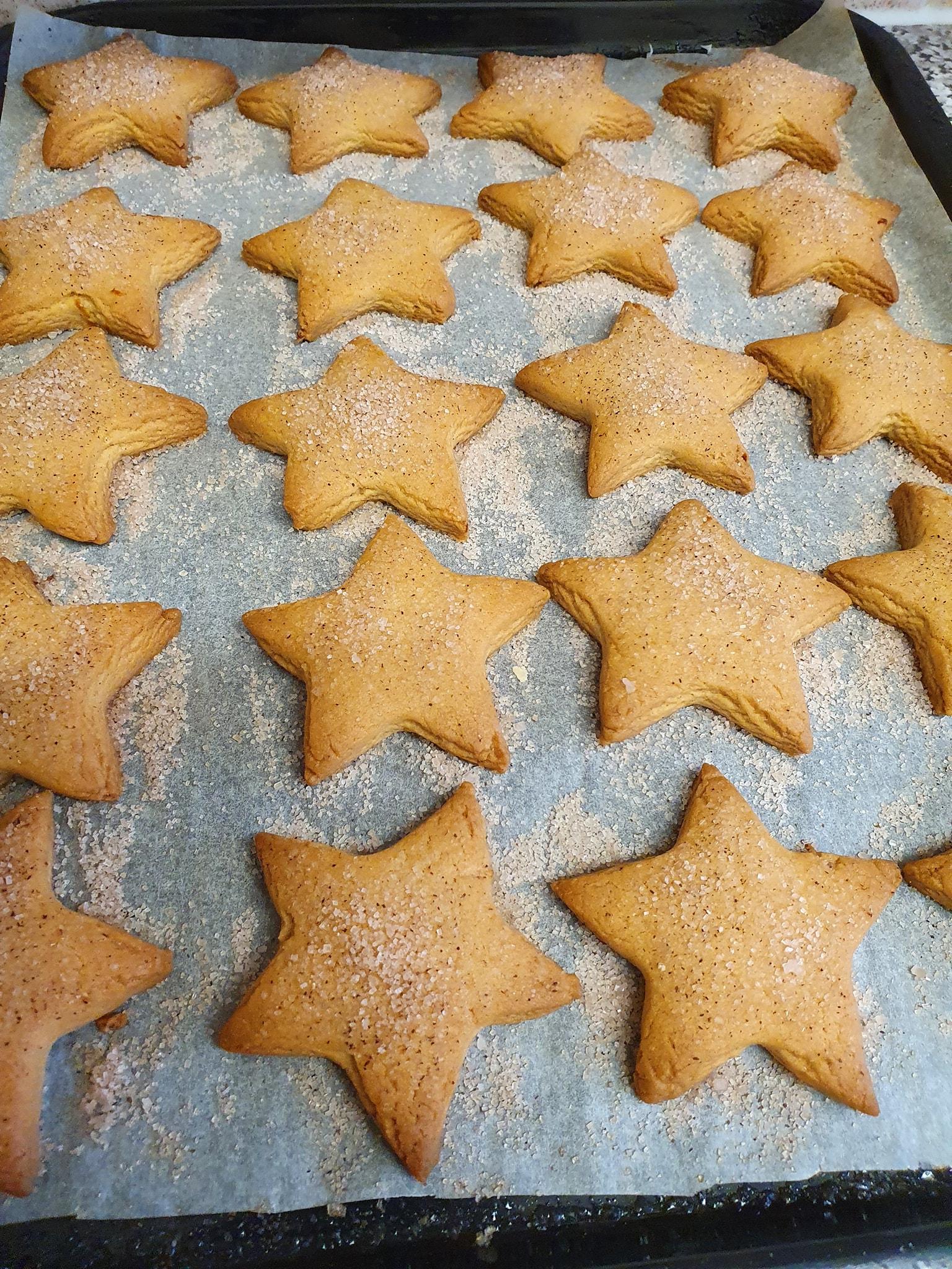 Χριστουγεννιάτικα μπισκότα χωρίς αυγά σε σχήμα αστέρι ψημένα