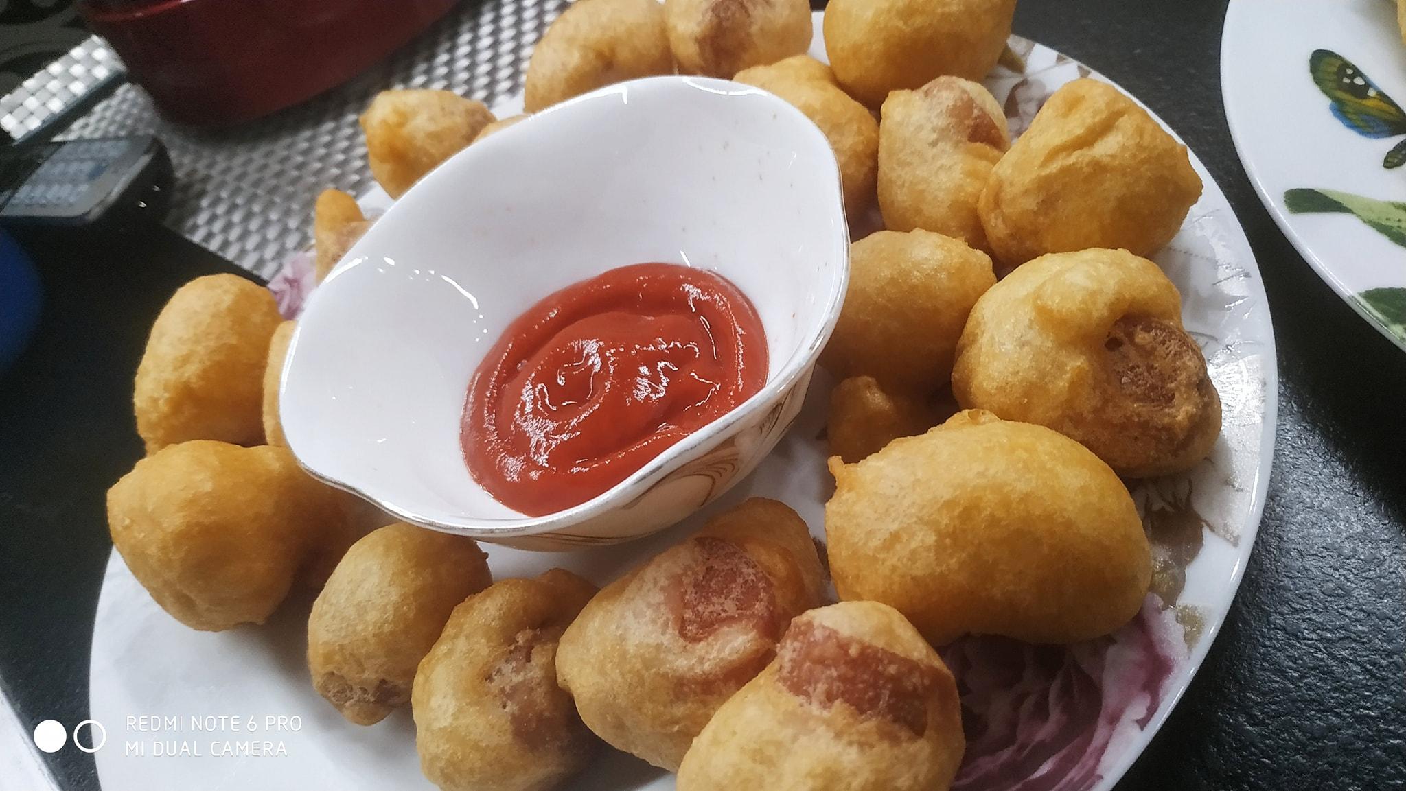 Υπέροχοι αλμυροί λουκουμάδες με λουκάνικο συνταγή