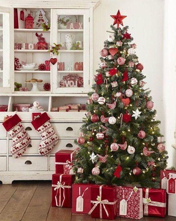 Χριστουγεννιάτικο δέντρο με κόκκινα στολίδια 