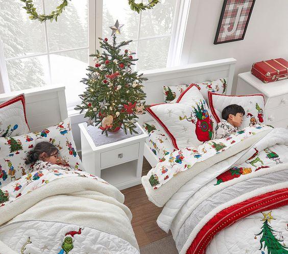 Χριστουγεννιάτικος στολισμός παιδικού δωματίου με κόκκινα χρώματα
