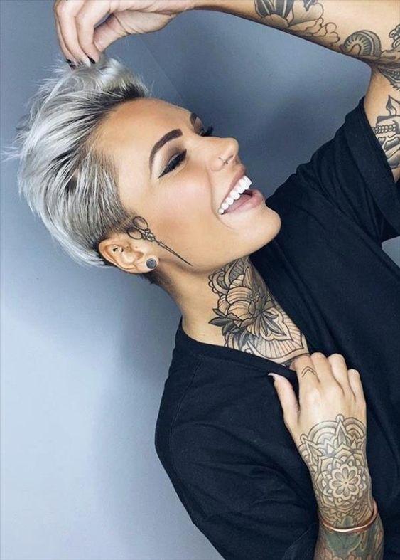 Γυναικείο κούρεμα με κοντά ξανθά μαλλιά Γυναικείο κούρεμα με κοντά ξανθά μαλλιά