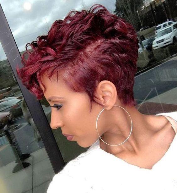 Γυναικείο κούρεμα με κοντά μελιτζανί μαλλιά Γυναικείο κούρεμα με κοντά μελιτζανί μαλλιά