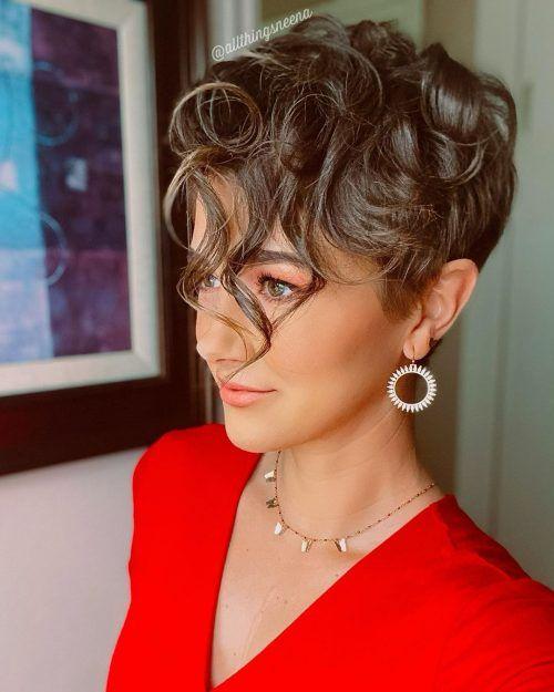 Γυναικείο κούρεμα με κοντά καστανά μαλλιά Γυναικείο κούρεμα με κοντά καστανά μαλλιά