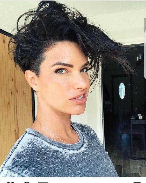 γυναικείο κούρεμα με μαύρα κοντά μαλλιά γυναικείο κούρεμα με μαύρα κοντά μαλλιά