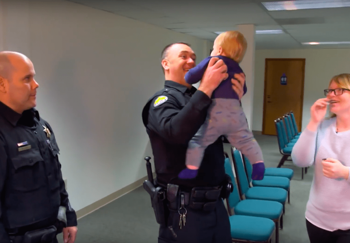 παιδί έπεσε στον αεραγωγό είδηση παιδί έπεσε στον αεραγωγό είδηση