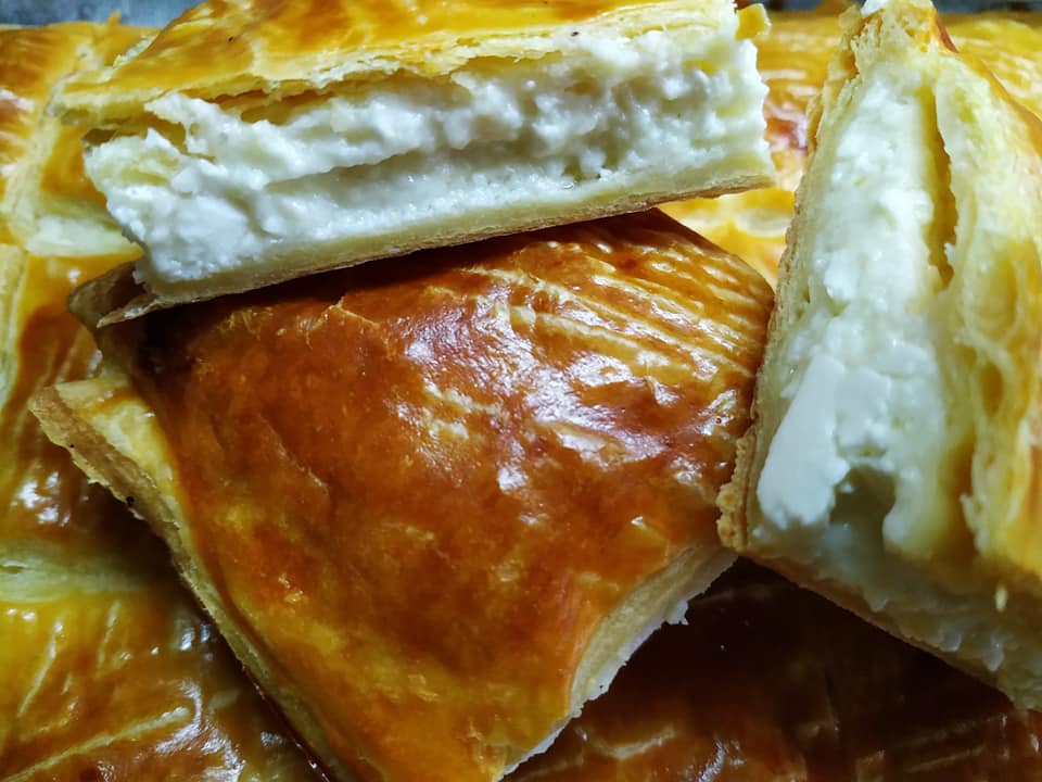 Τυρόπιτα με φύλλο σφολιάτας και μπεσαμέλ συνταγή