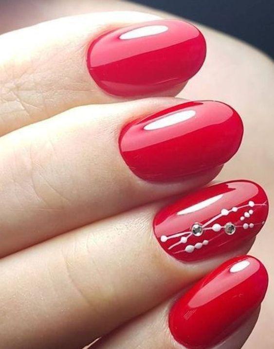 Κόκκινο χρώμα στα νύχια με στρσάκια και λευκές γραμμές Κόκκινο χρώμα στα νύχια με στρσάκια και λευκές γραμμές