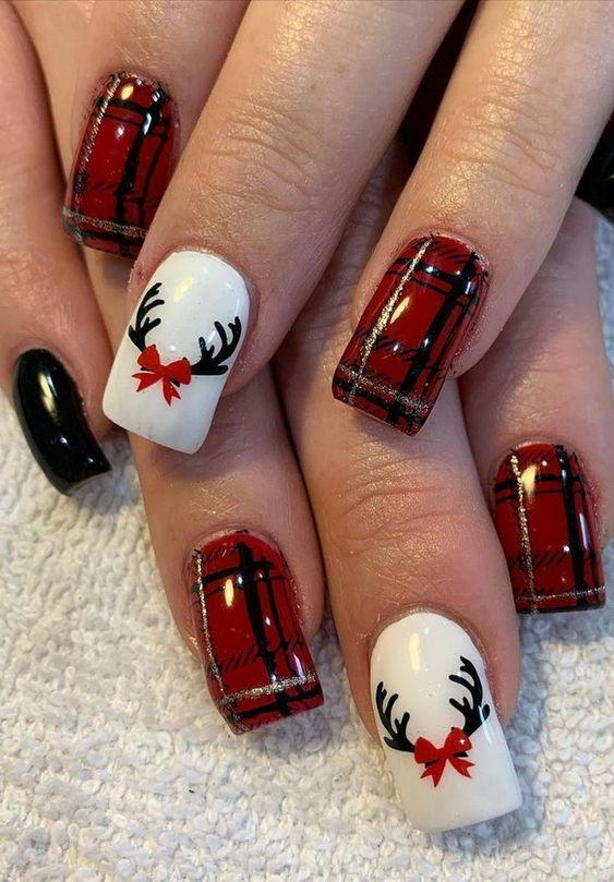 Κόκκινο χρώμα στα νύχια με καρό σχέδια και ζωγραφισμένο Ρούντολφ Κόκκινο χρώμα στα νύχια με καρό σχέδια και ζωγραφισμένο Ρούντολφ