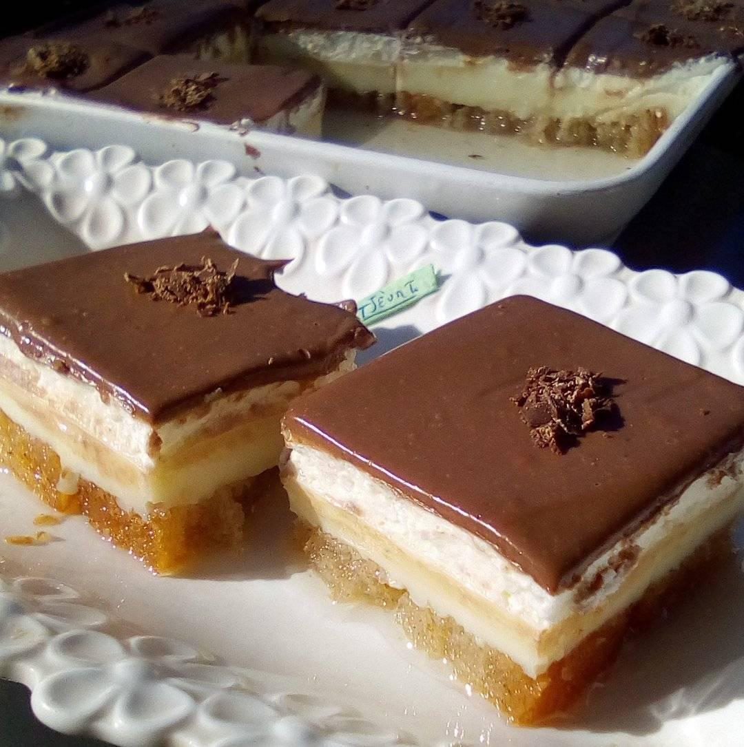 Γλυκό ψυγείου με φρυγανιές σαντιγί και γκανάζ σοκολάτας Γλυκό ψυγείου με φρυγανιές, σαντιγί και γκανάζ σοκολάτας