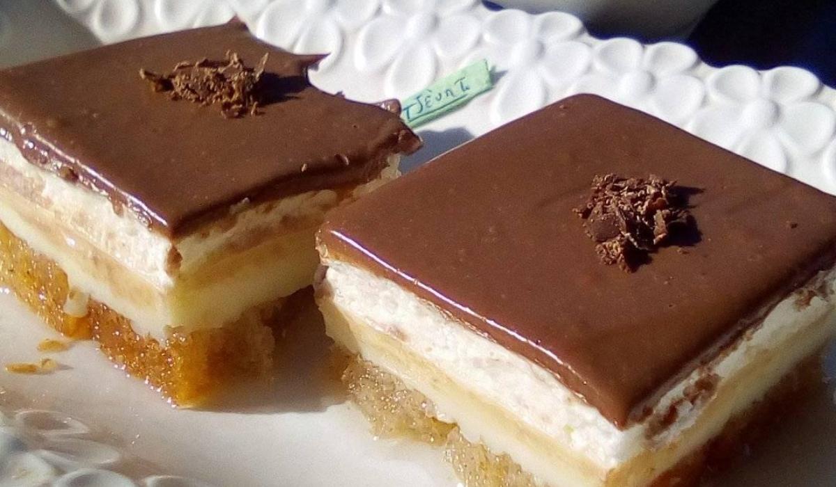 Υπέροχο γλυκό ψυγείου με φρυγανιές, κρέμα και γκανάζ σοκολάτας Υπέροχο γλυκό ψυγείου με φρυγανιές κρέμα & γκανάζ σοκολάτας