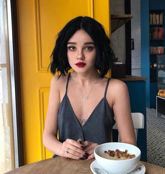 Κοντό τετράγωνο καρέ σε σπαστά μαύρα μαλλιά 