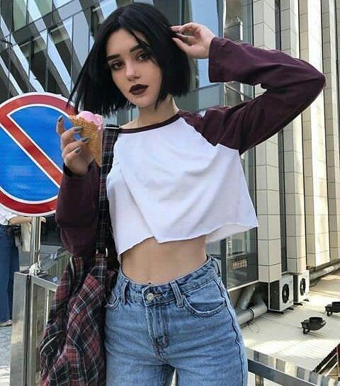 Κοντό τετράγωνο καρέ με φραντζάκια σε μαύρα μαλλιά 