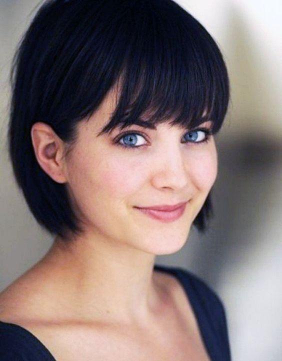 Κοντό τετράγωνο καρέ σε μαύρα μαλλιά με αφέλειες 